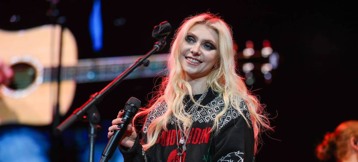 Taylor Momsen, de The Pretty Reckless, actuado en el escenario durante el concierto acústico navideño 'Unwrapped' de KISW en el Angel of the Winds Arena el 12 de diciembre de 2025 en Everett, Washington.