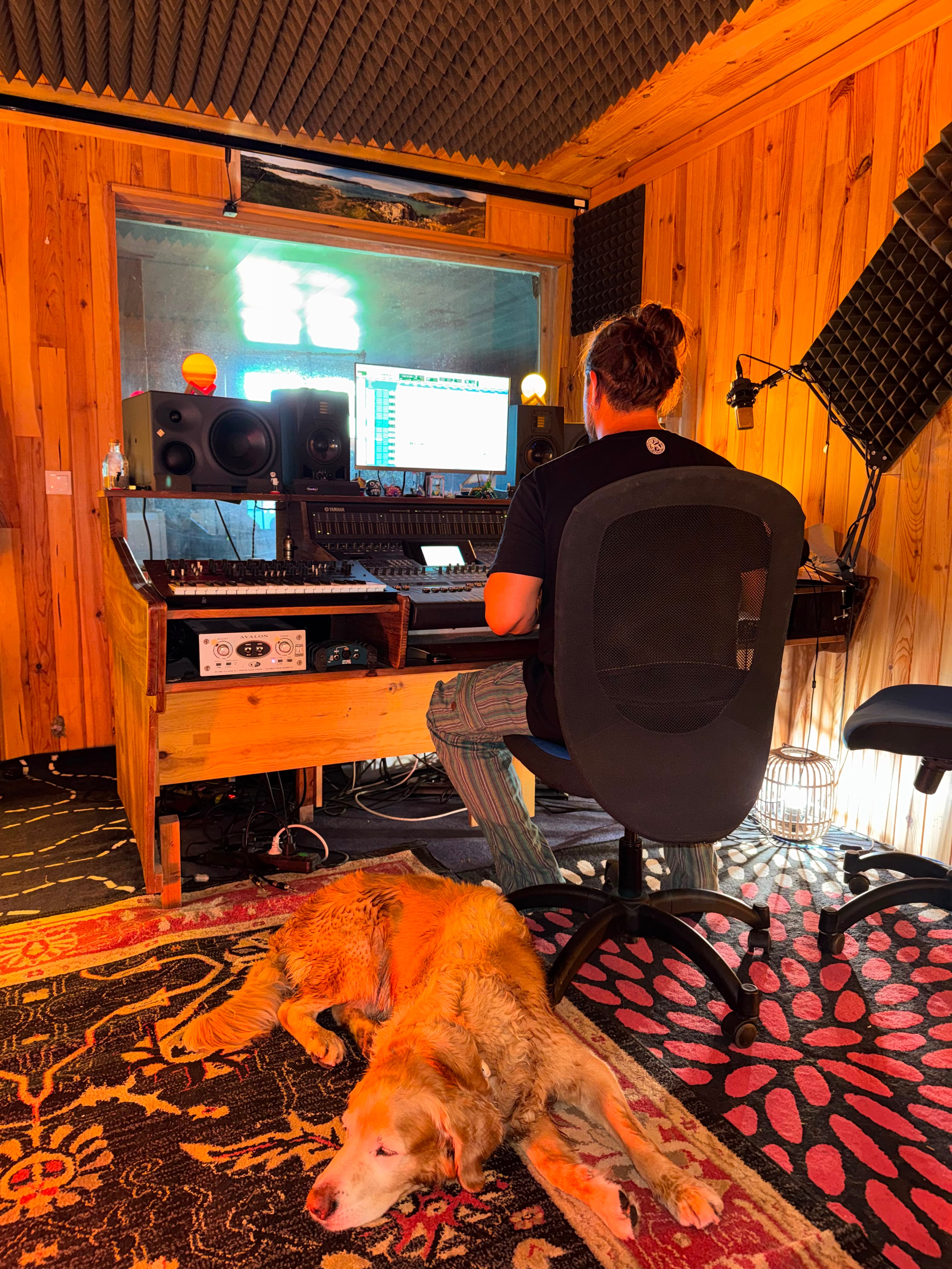 Tinho en el estudio preparando su primer disco / Imagen cedida por The Agency