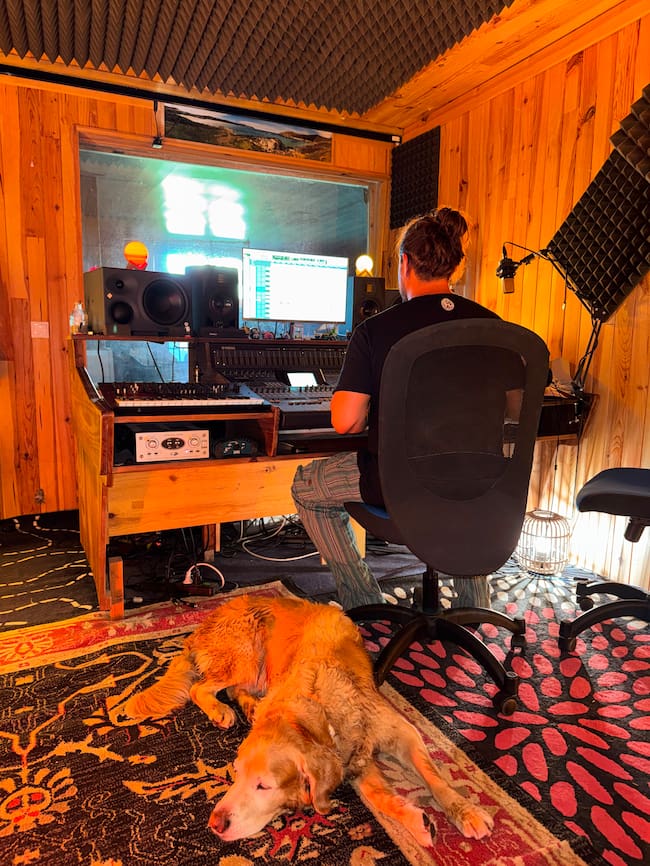 Tinho en el estudio preparando su primer disco / Imagen cedida por The Agency