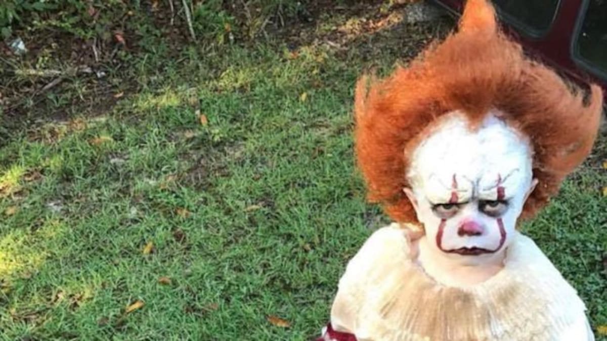 Su disfraz de IT quedó tan feo que se convirtió en meme