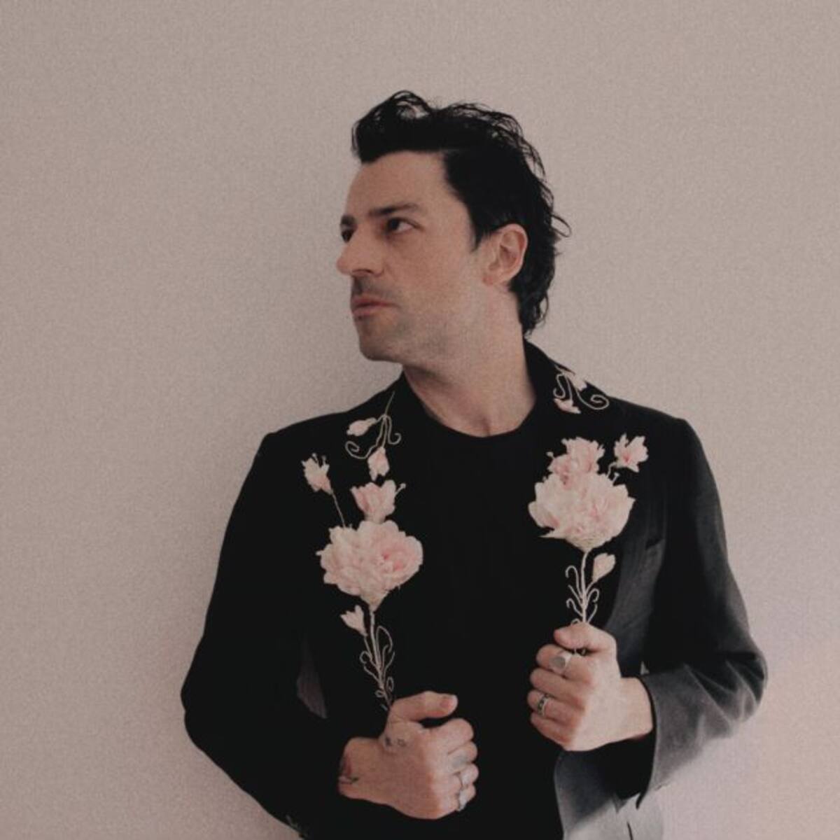 3 canciones para descubrir a Luis Albert Segura y su nuevo álbum ‘Amenaza Tormenta’