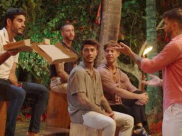 Napoli llega con una pizza a la hoguera de chicos de ‘La isla de las tentaciones’ y Adrián reacciona