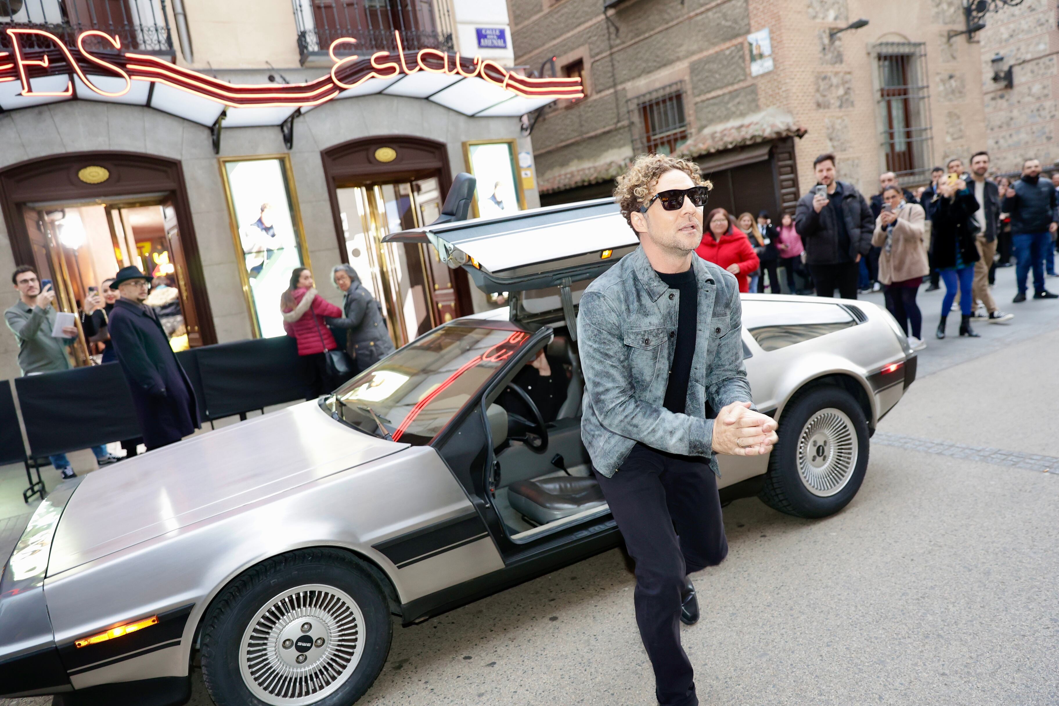 El músico saludó a sus fans nada más bajarse del Delorean de Regreso al futuro. Destino: su concierto más especial en LOS40 Básico Santander.