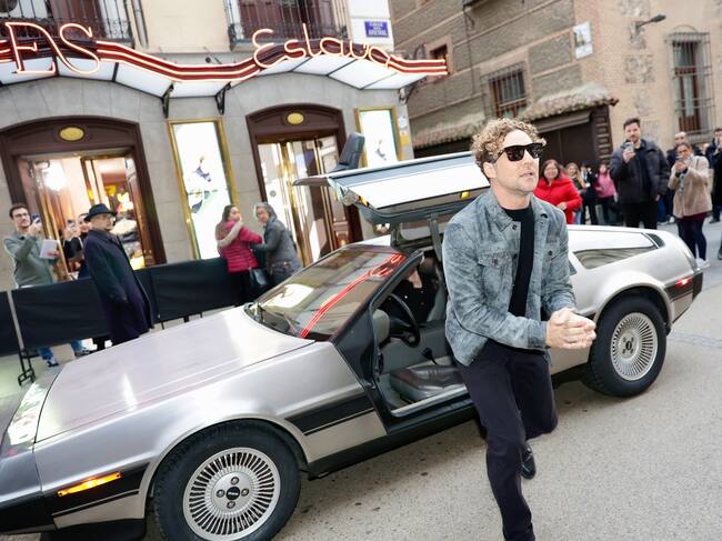 El músico saludó a sus fans nada más bajarse del Delorean de Regreso al futuro. Destino: su concierto más especial en LOS40 Básico Santander.