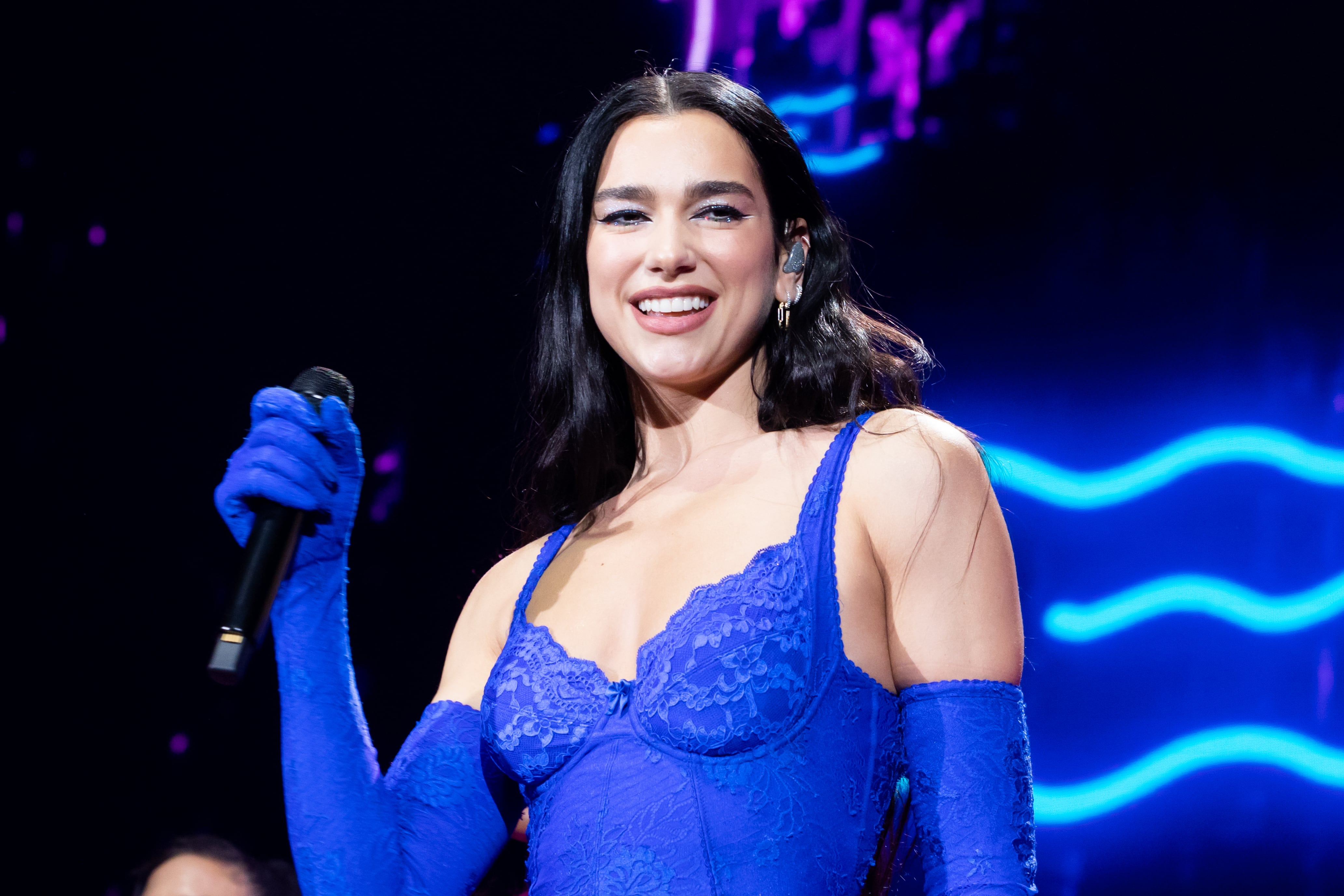 Dua Lipa, en un entallado vestido azul en uno de sus shows de la gira Future Nostalgia tour en 2022