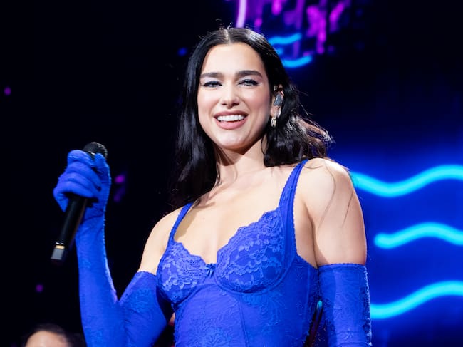 Dua Lipa, en un entallado vestido azul en uno de sus shows de la gira Future Nostalgia tour en 2022
