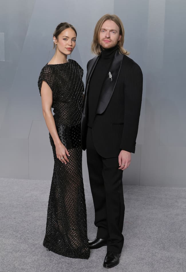 Una de las buenas cosas de la alfombra de Vanity Fair es que las parejas se relajan y no dudan en posar unidos en lugar de por separado. El hermano de Billie Eilish llegó de riguroso negro, como ella, su prometida y cuñada de la cantante.