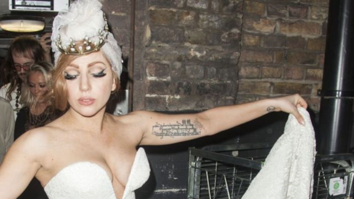Lady Gaga se cayó al piso... pero con mucho estilo