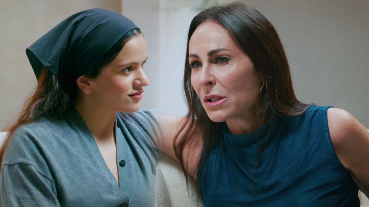 Rosalía le desvela a Ana Milán sus rituales para dormir: Reza un Padrenuestro y se abraza a un peluche de Bambi