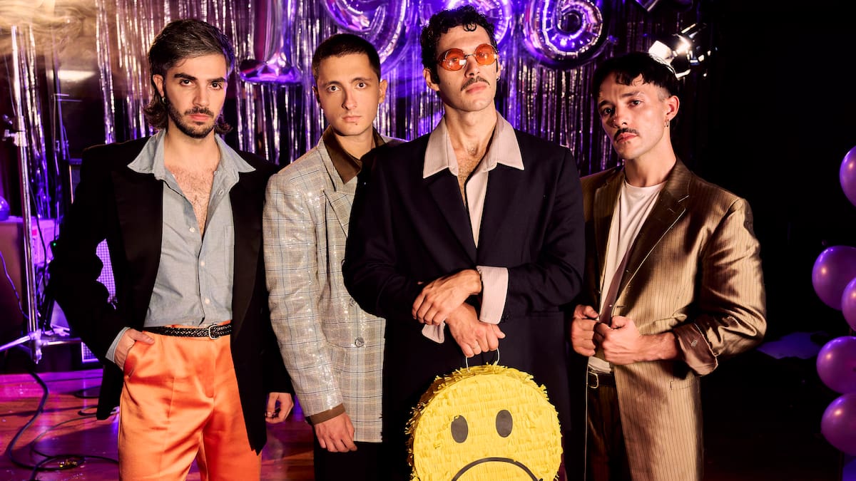 Arde Bogotá y el mundo detrás de 'Manufacturas del Club de la Gente Sola': "La soledad no deseada se expande como un virus"