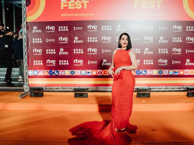 La cantante Ruth Lorenzo posa con un gran vestido rojo durante la alfombra naranja del Benidorm Fest 2024 el pasado 28 de enero.