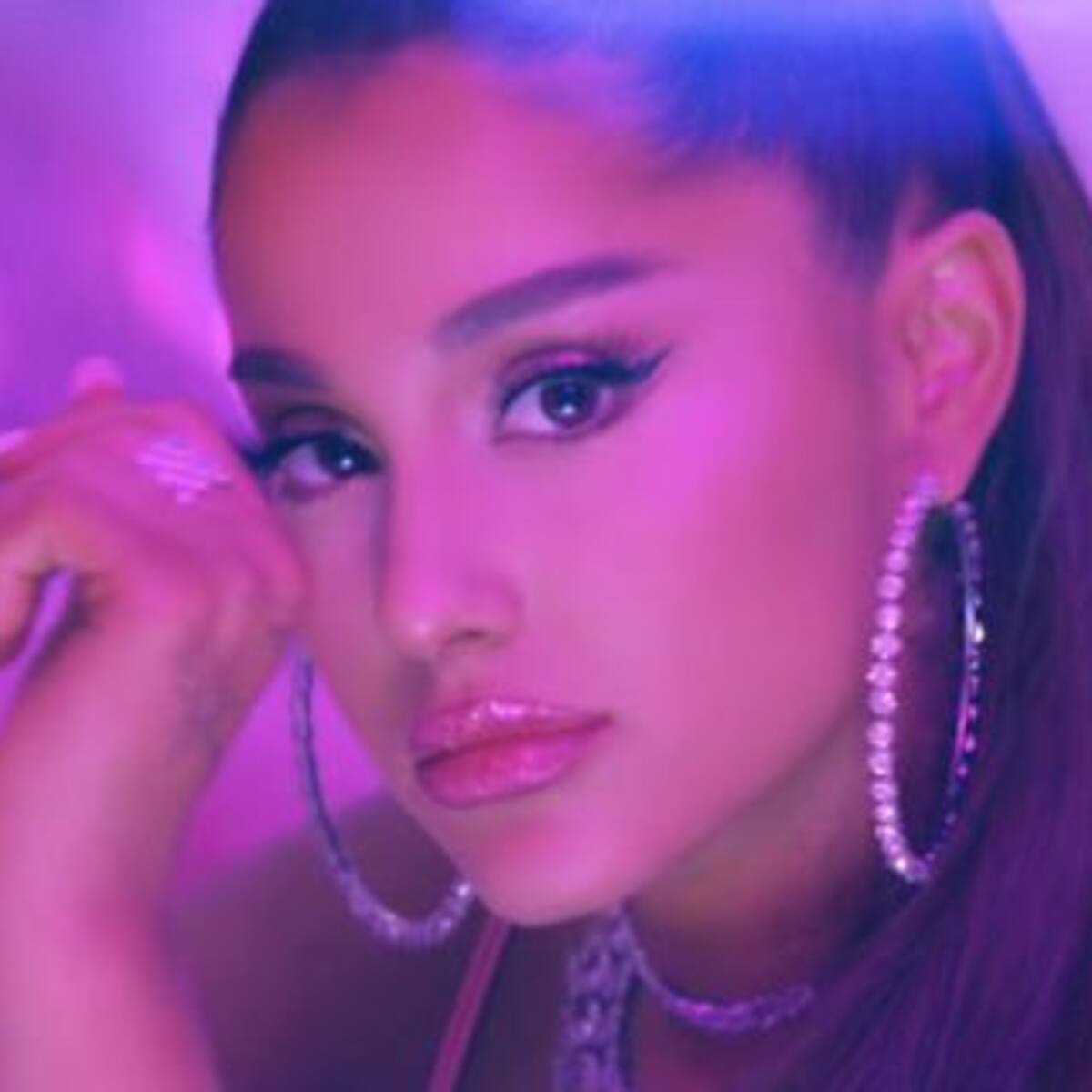 No pudo evitarlo: La caída de Ariana Grande en pleno concierto