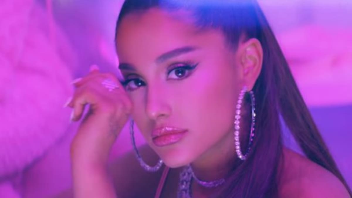 No pudo evitarlo: La caída de Ariana Grande en pleno concierto