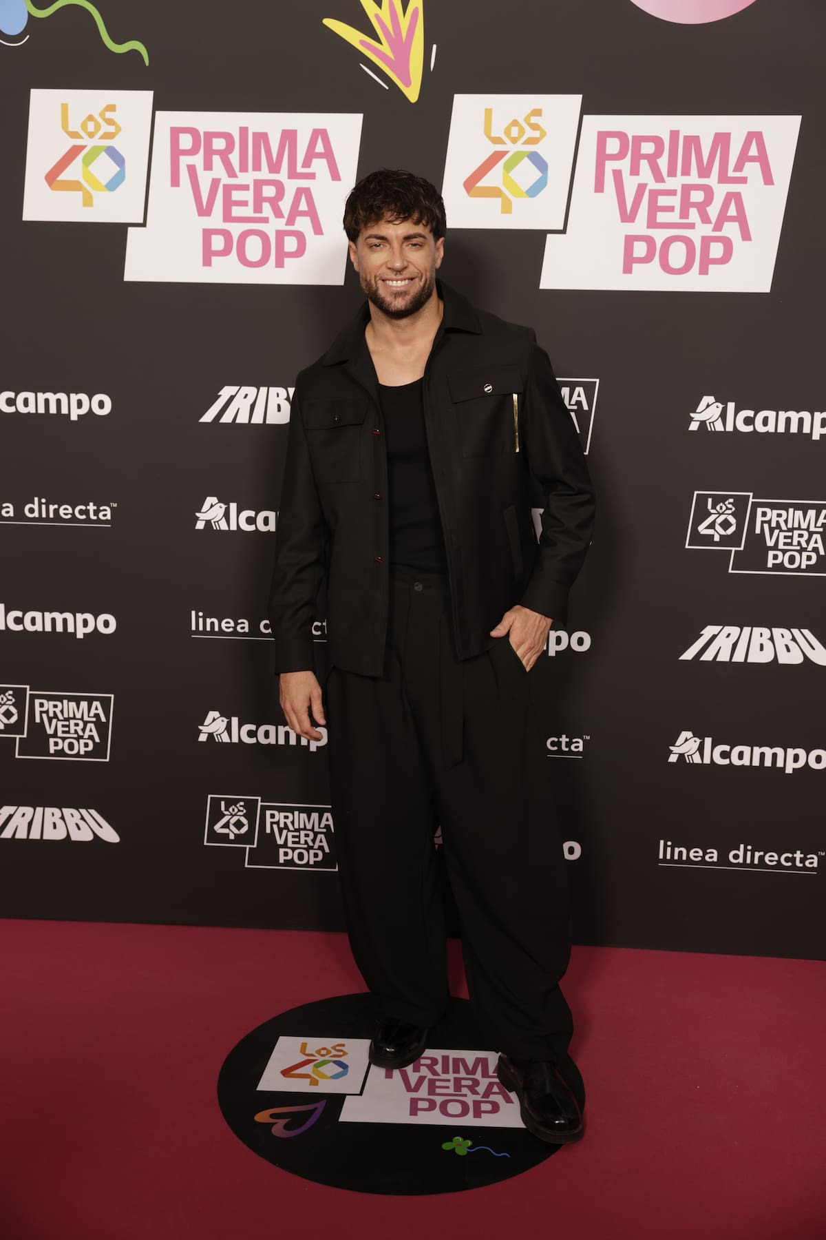 El rey de La Isla de las Tentaciones ha querido dejarnos una sonrisa con su buena actitud en la alfombra roja de LOS40 Primavera Pop 2026 vestido de total black.