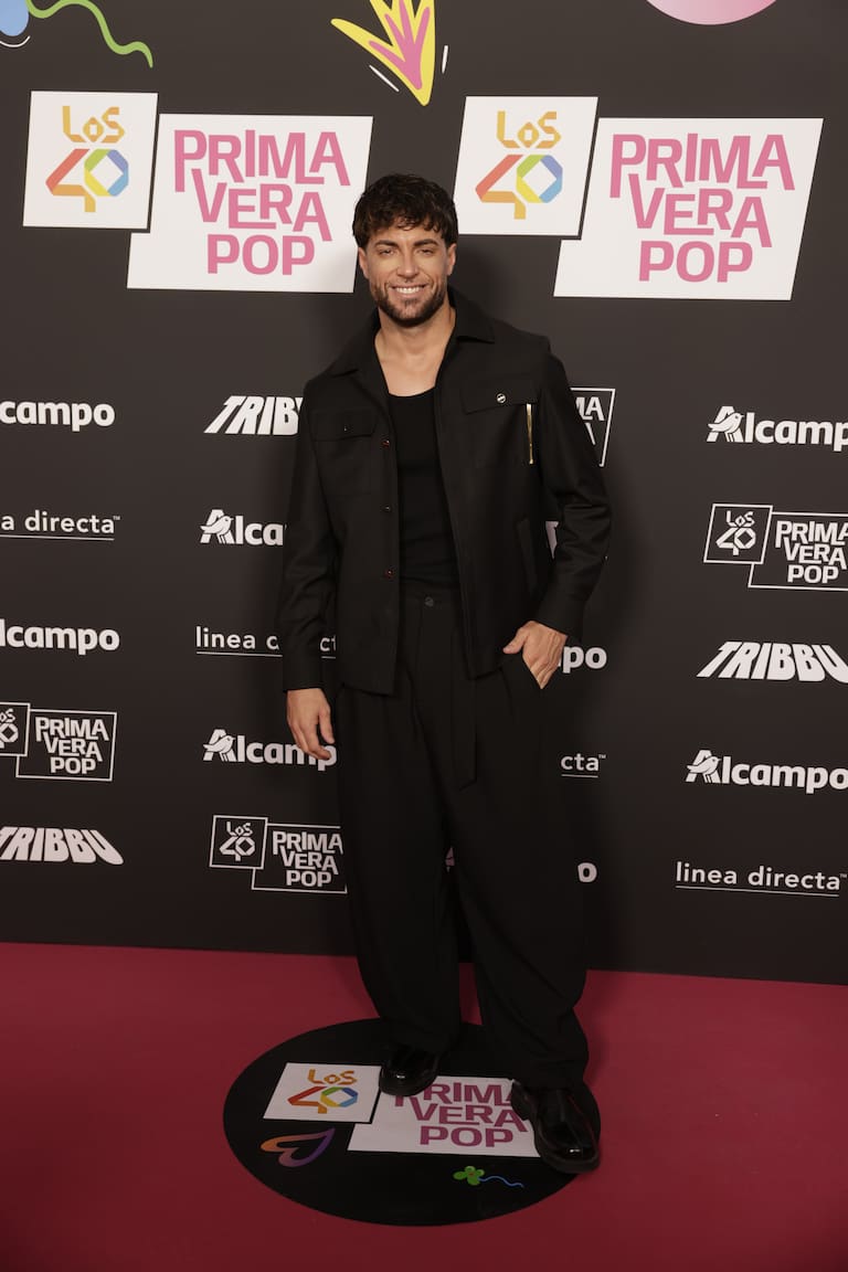 El rey de La Isla de las Tentaciones ha querido dejarnos una sonrisa con su buena actitud en la alfombra roja de LOS40 Primavera Pop 2026 vestido de total black.