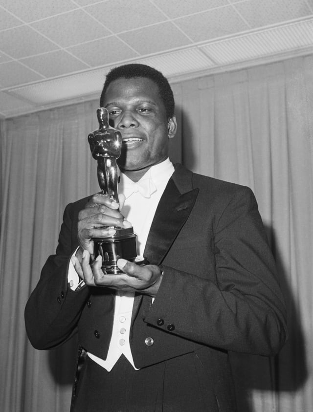 Sidney Poitier ganando su primer Oscar