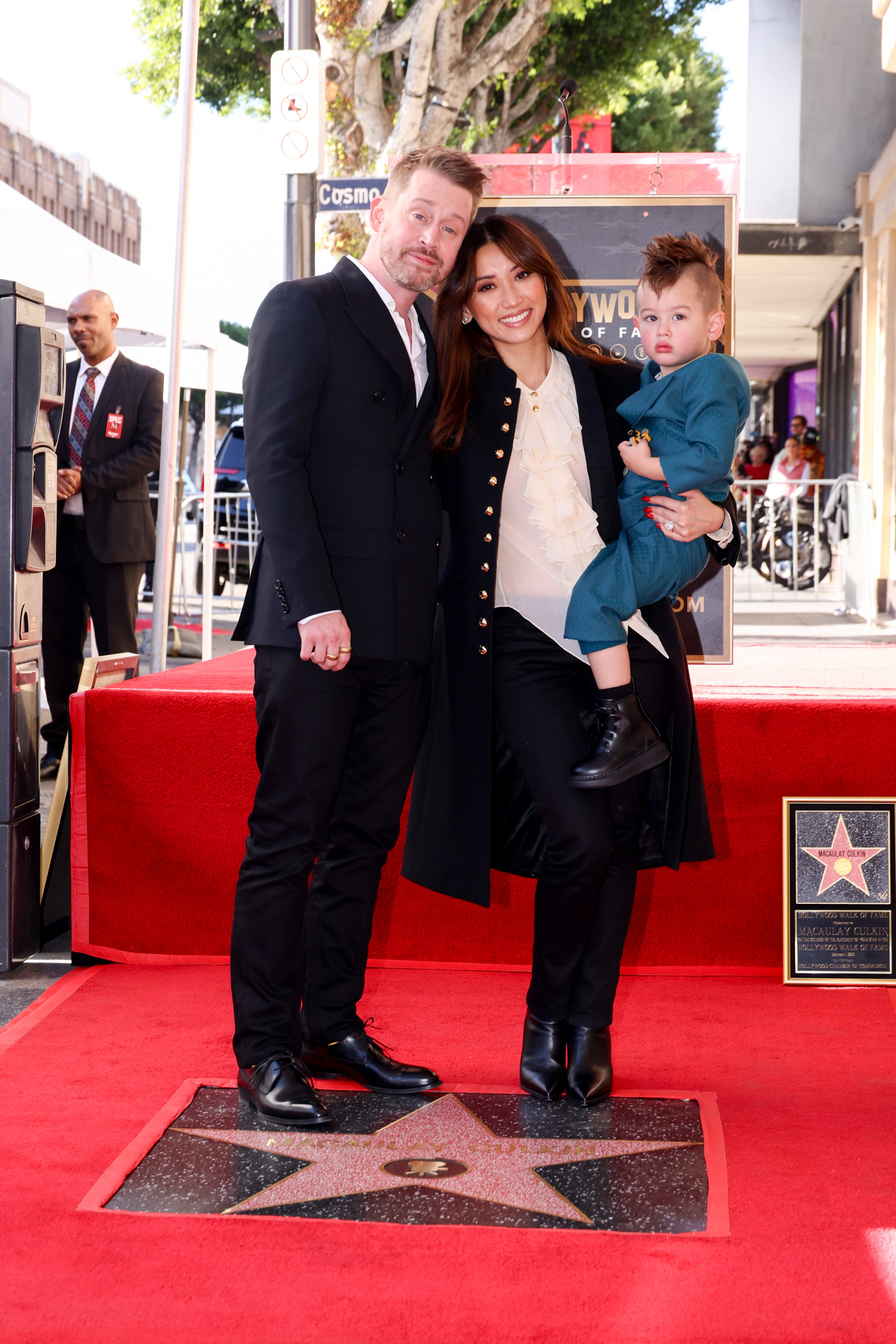 Macaulay Culkin, su mujer Brenda Song y su hijo Dakota.