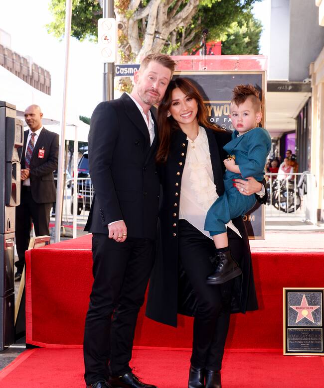 Macaulay Culkin, su mujer Brenda Song y su hijo Dakota.
