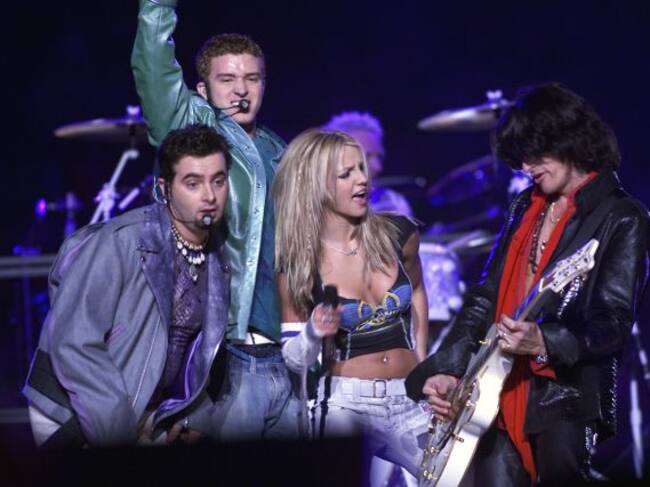 Britney Spears y Justin Timberlake compartiendo escenario en 2001.