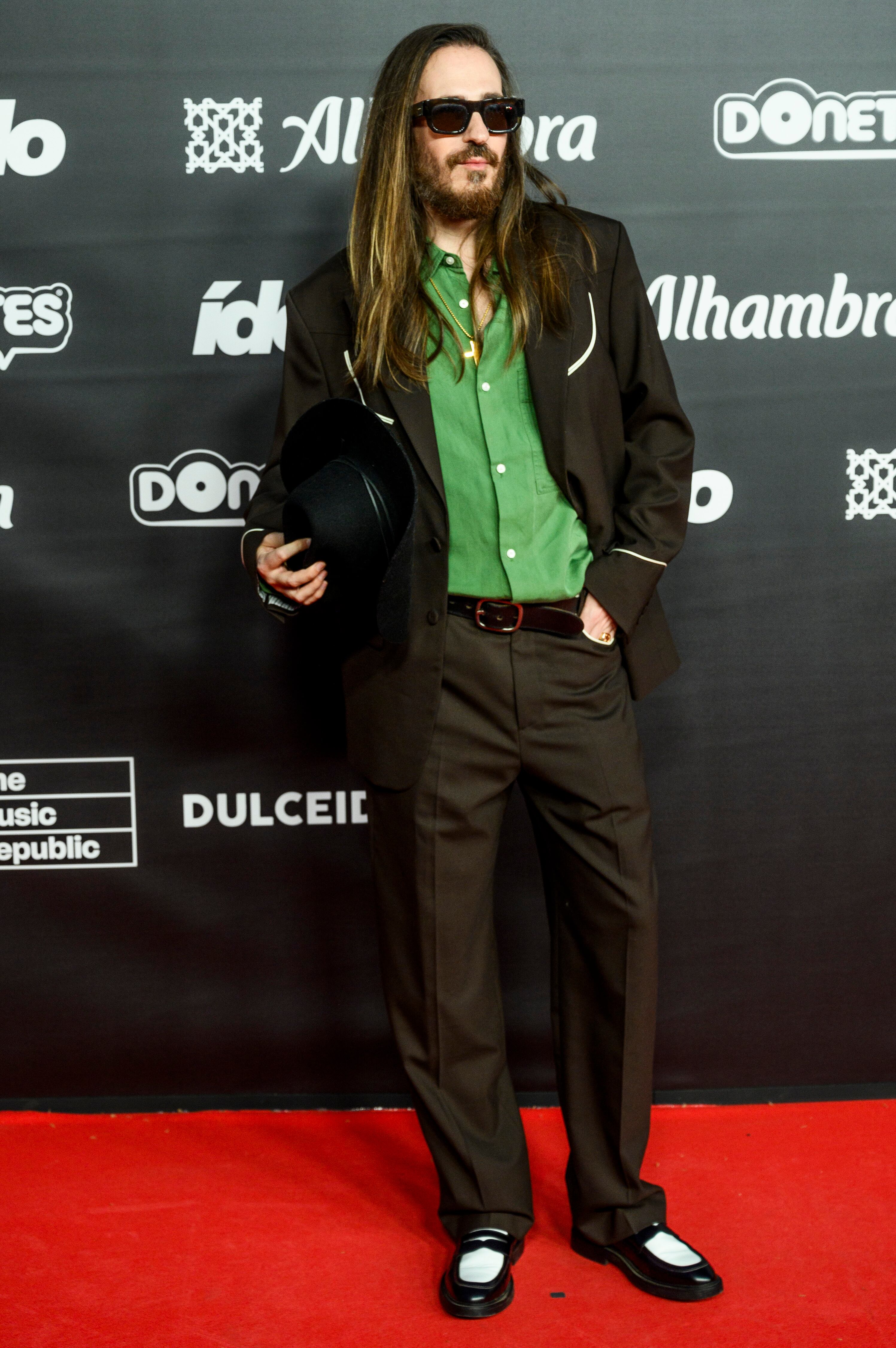 Más músicos, en este caso, Carlos Sadness con su estilo setentero, sombrero incluido. Eso sí, su larga melena y su barba siguen llevándose el protagonismo.