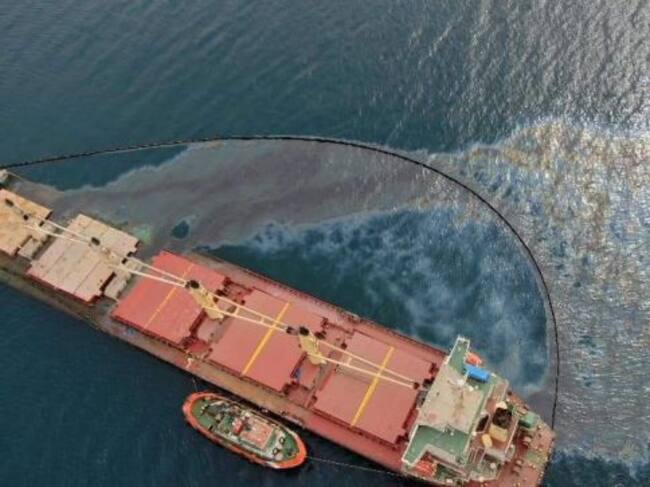 Las imágenes muestran cómo la barrera no contiene el vertido.