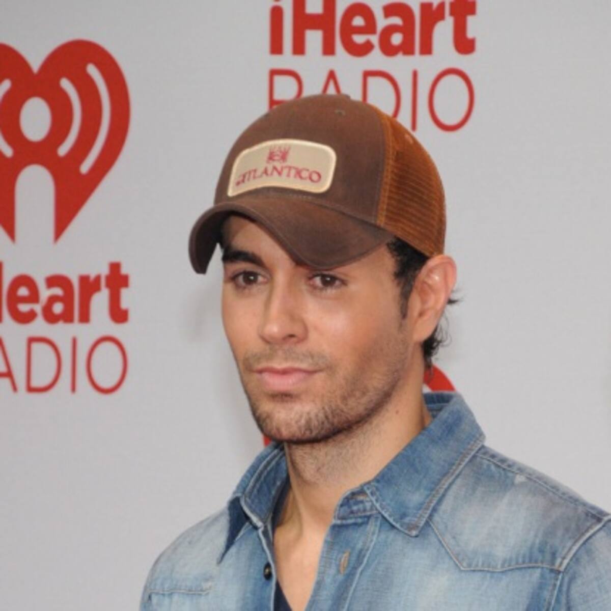 Enrique Iglesias sabe lo caro que resulta estudiar