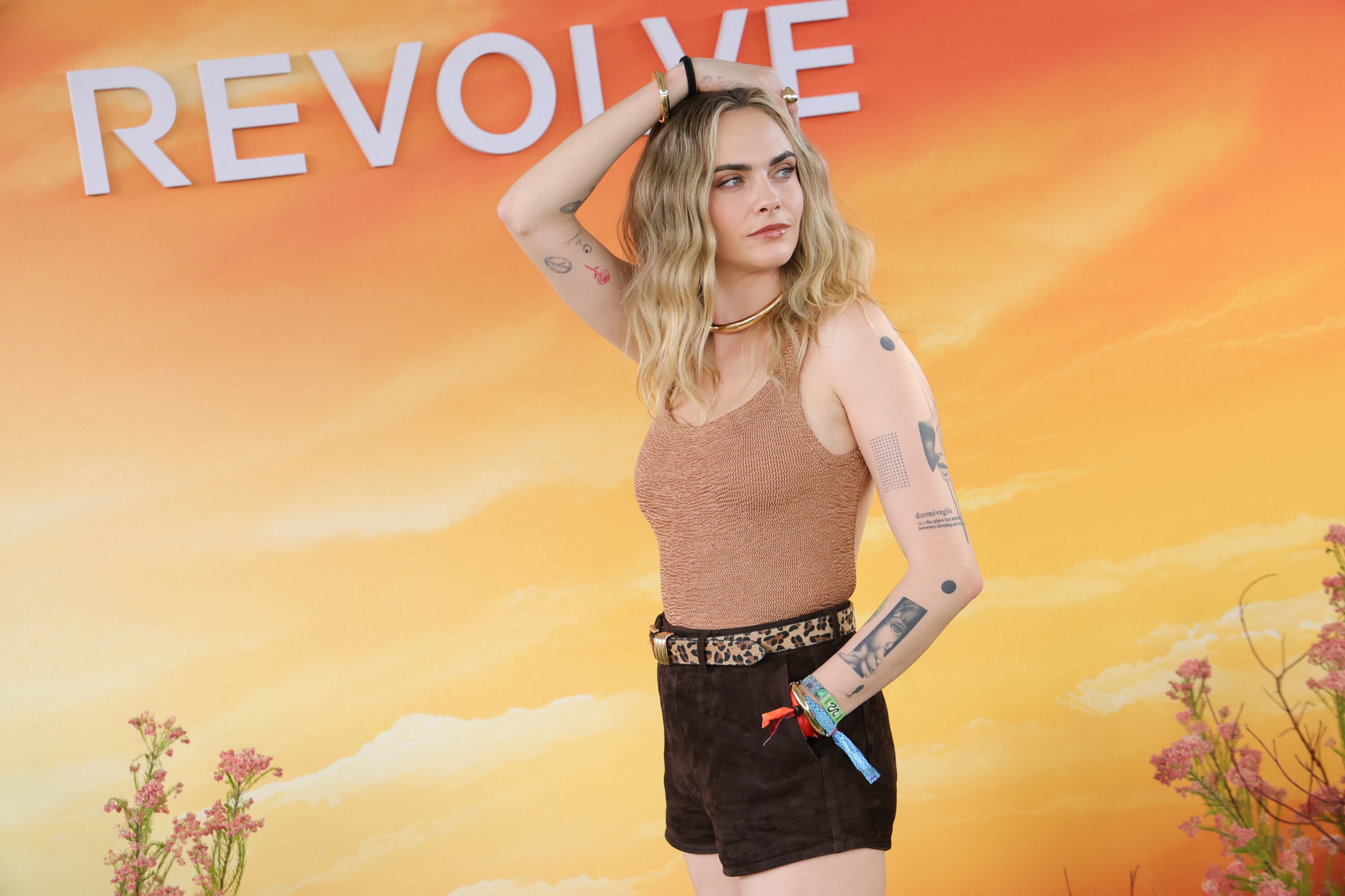 Cara Delevingne también es una asidua del festival y, en esta ocasión, ha optado por un outfit discreto. Siguiendo la tendencia country y el denim como protagonista, ha optado por un short y camiseta de tirantes.