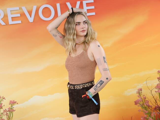 Cara Delevingne también es una asidua del festival y, en esta ocasión, ha optado por un outfit discreto. Siguiendo la tendencia country y el denim como protagonista, ha optado por un short y camiseta de tirantes.