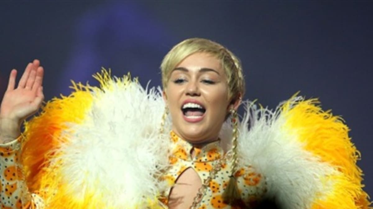 Miley Cyrus vuelve hizo topless