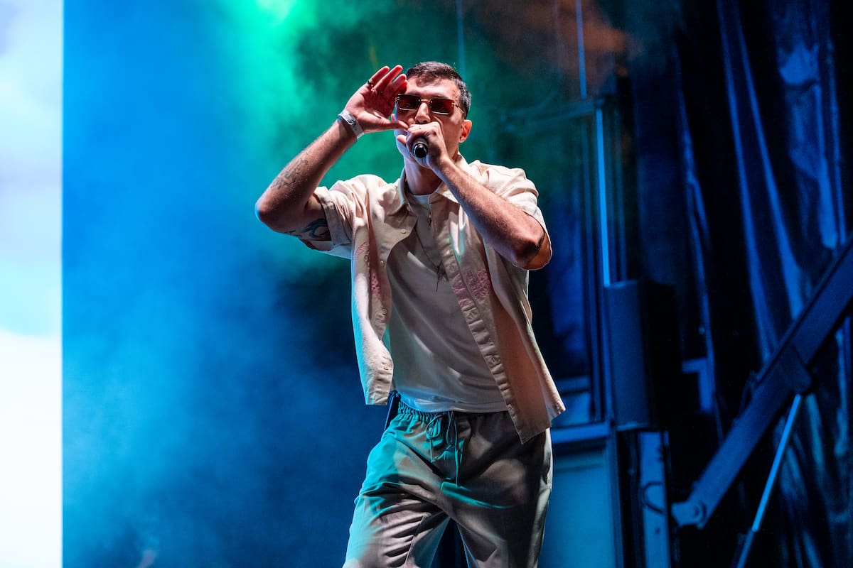 Además de artistas catalanes, ELS40 Urban Party XXL también estuvo representando a Vigo. El artista gallego aterrizó en el escenario de Cornellà para deleitarnos con un repertorio de lo más bailable.
