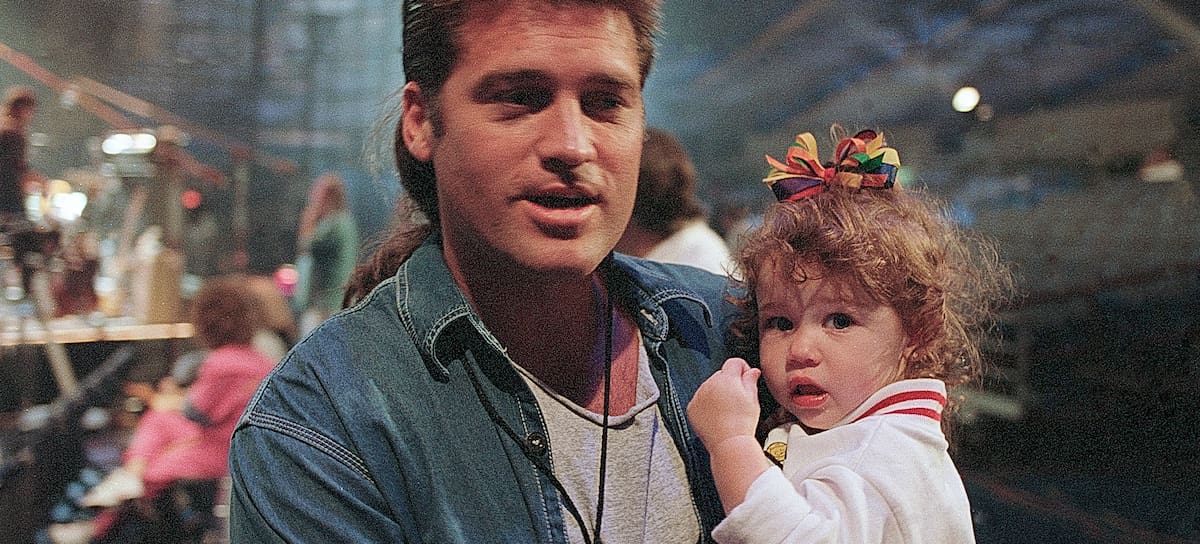 El cantante y compositor Billy Ray Cyrus y su hija Miley Cyrus en el espectáculo 'Elvis: The Tribute' en el Pyramid Arena de Memphis, Tennessee, el 8 de octubre de 1994.