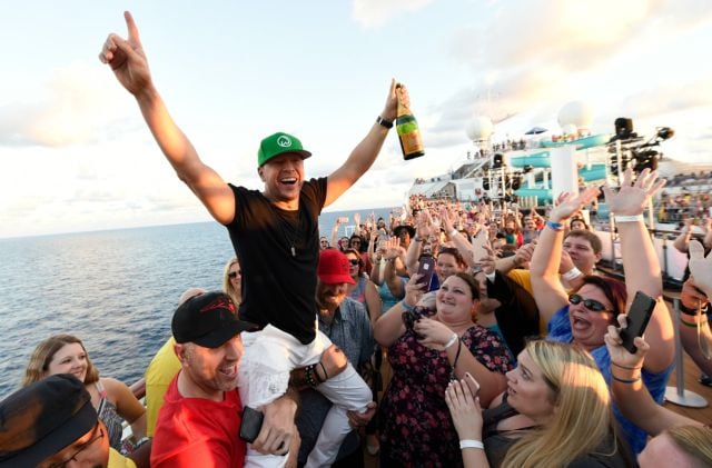 Donnie Wahlberg celebra su record guinness.