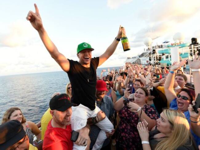 Donnie Wahlberg celebra su record guinness.