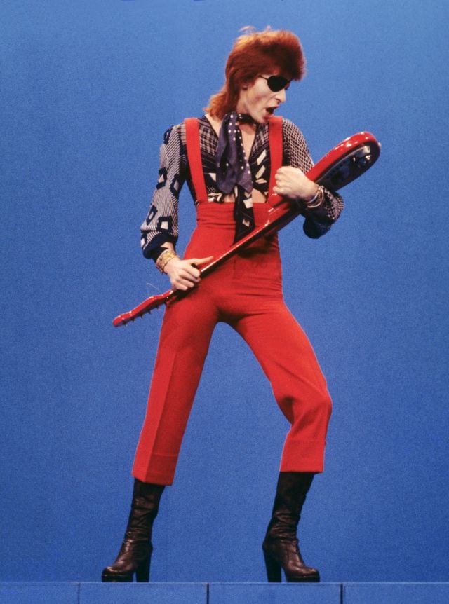 David Bowie, tocando la canción &#039;Rebel Rebel&#039; en 1974.