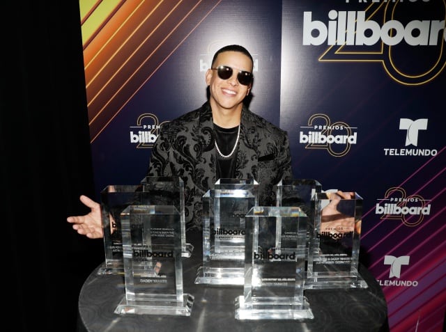 Daddy Yankee junto a los 8 premios Billboard