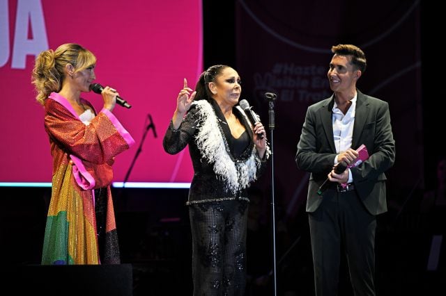 Isabel Pantoja en el escenario junto a Omar Sánchez y Luján Argüelles en la gala Mr. Gay España.