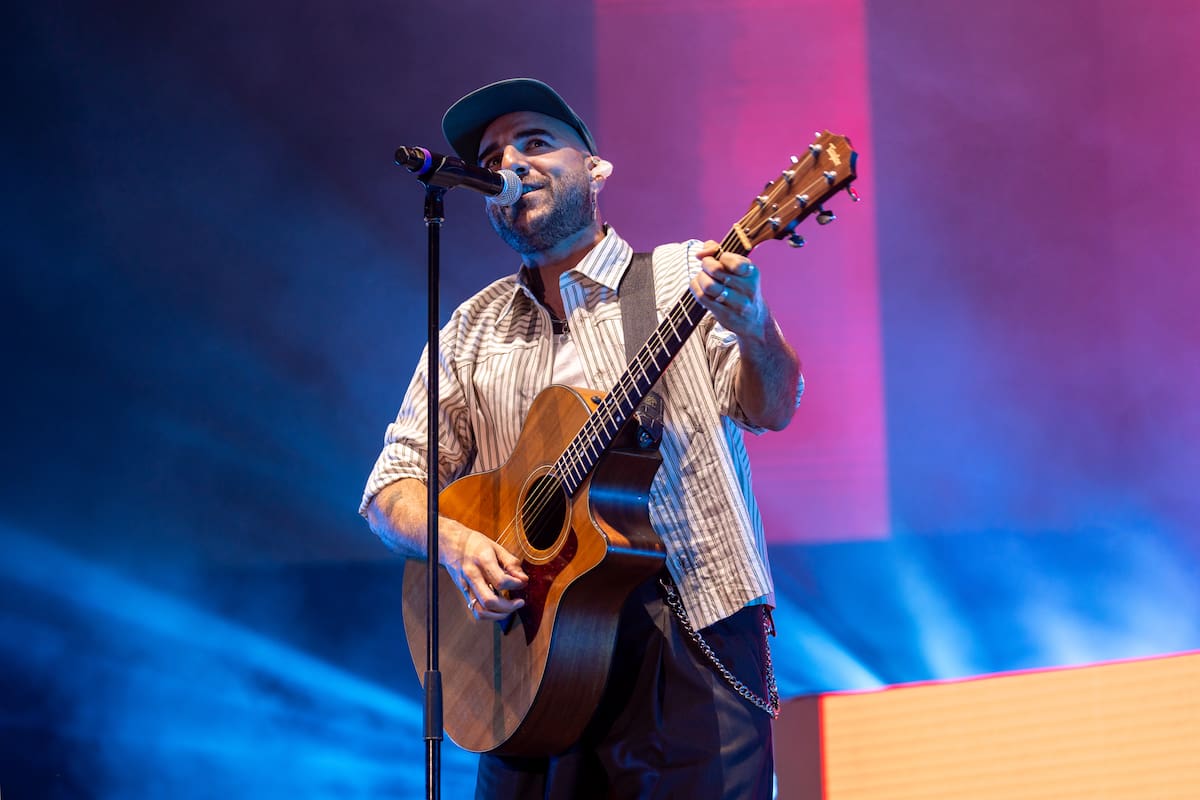 Hasta el 22 de mayo no conoceremos al completo Nexo, el nuevo álbum de Nil Moliner, pero en LOS40 Primavera Pop el catalán ya adelantó algunos de sus temas más destacados. Abrió su actuación con Me acuerdo de ti y continuó con el número uno de LOS40 Nexo 04. Tu cuerpo en braille, confirmando que el sonido guitarrero dosmilero de este trabajo funciona especialmente bien en directo.