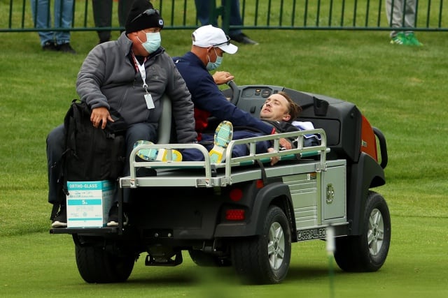 Tom Felton es conducido por unos sanitarios a un hospital tras desplomarse en el suelo durante la 43 edición de la Ryder Cup