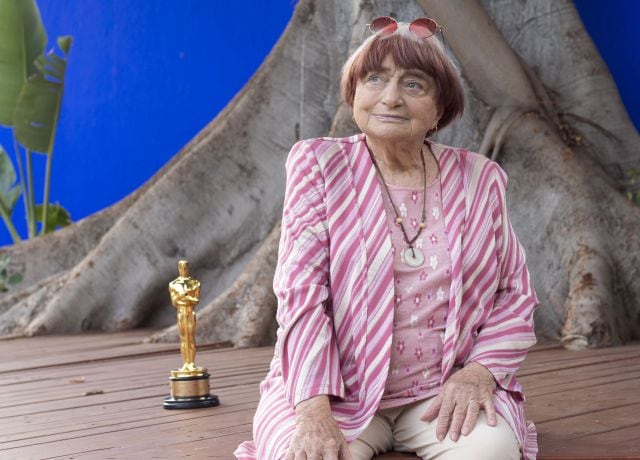 La directora Agnès Varda posa con el Óscar honorífico en Los Ángeles en 2017