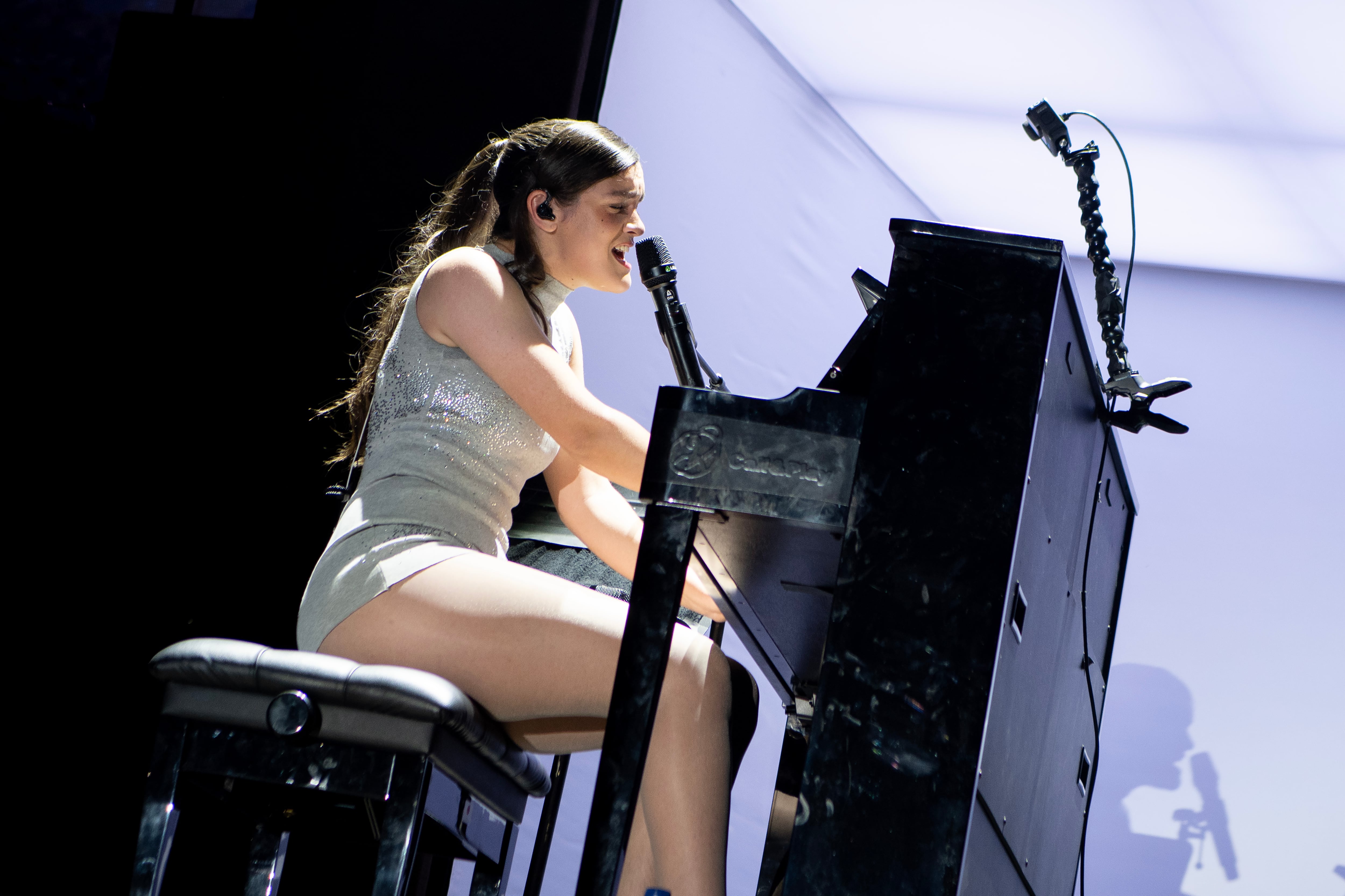 Amaia emociona una vez más en directo al piano en el Tomavistas.