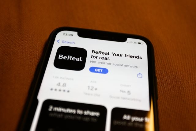 Un usuario trata de instalarse la app de BeReal en su móvil.