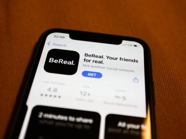 Un usuario trata de instalarse la app de BeReal en su móvil.
