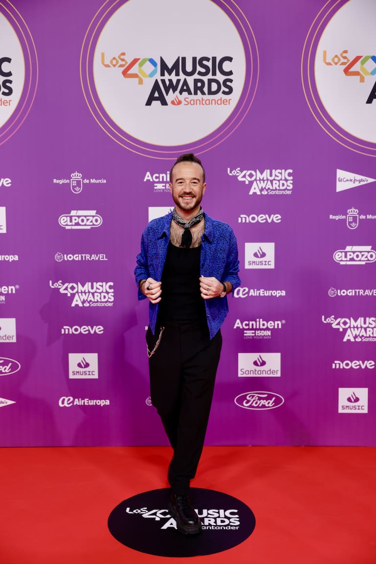 Jesús Taltavull, locutor de LOS40, ha lucido un look muy casual que completa con un pañuelo atado al cuello en la alfombra roja de LOS40 Music Awards Santander 2025.