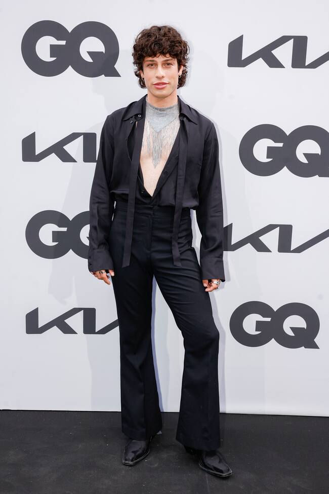 Leo Rizzi, fiel a su estilo, optó por una blusa desabrochada a modo de sobrecamisa encima de un top con detalles plateados.