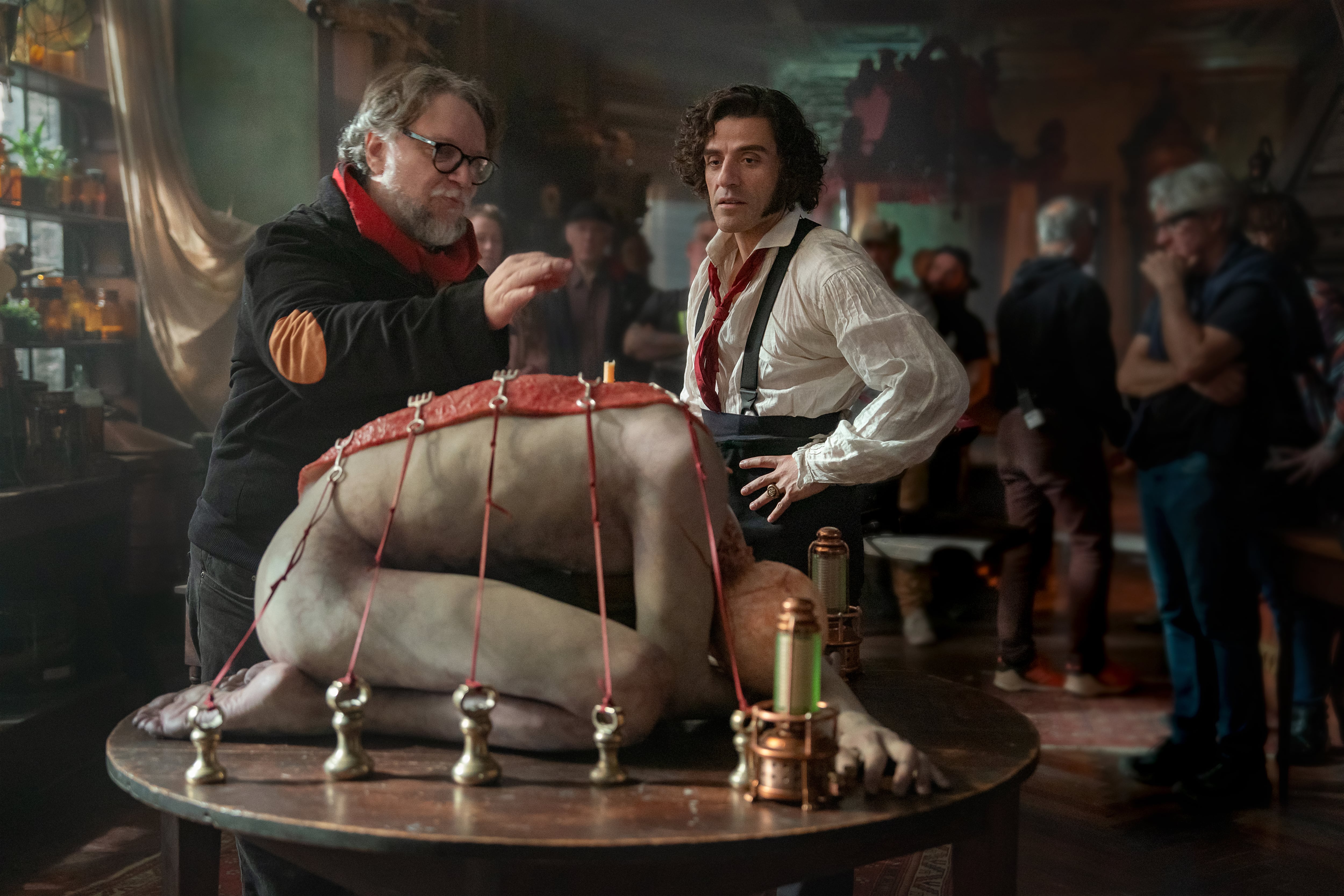 El director Guillermo del Toro y Oscar Issac como Victor Frankenstein en el set de 'Frankenstein'. / Cr. Ken Woroner/Netflix