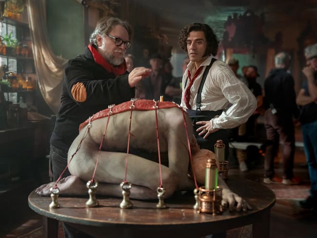 El director Guillermo del Toro y Oscar Issac como Victor Frankenstein en el set de 'Frankenstein'. / Cr. Ken Woroner/Netflix