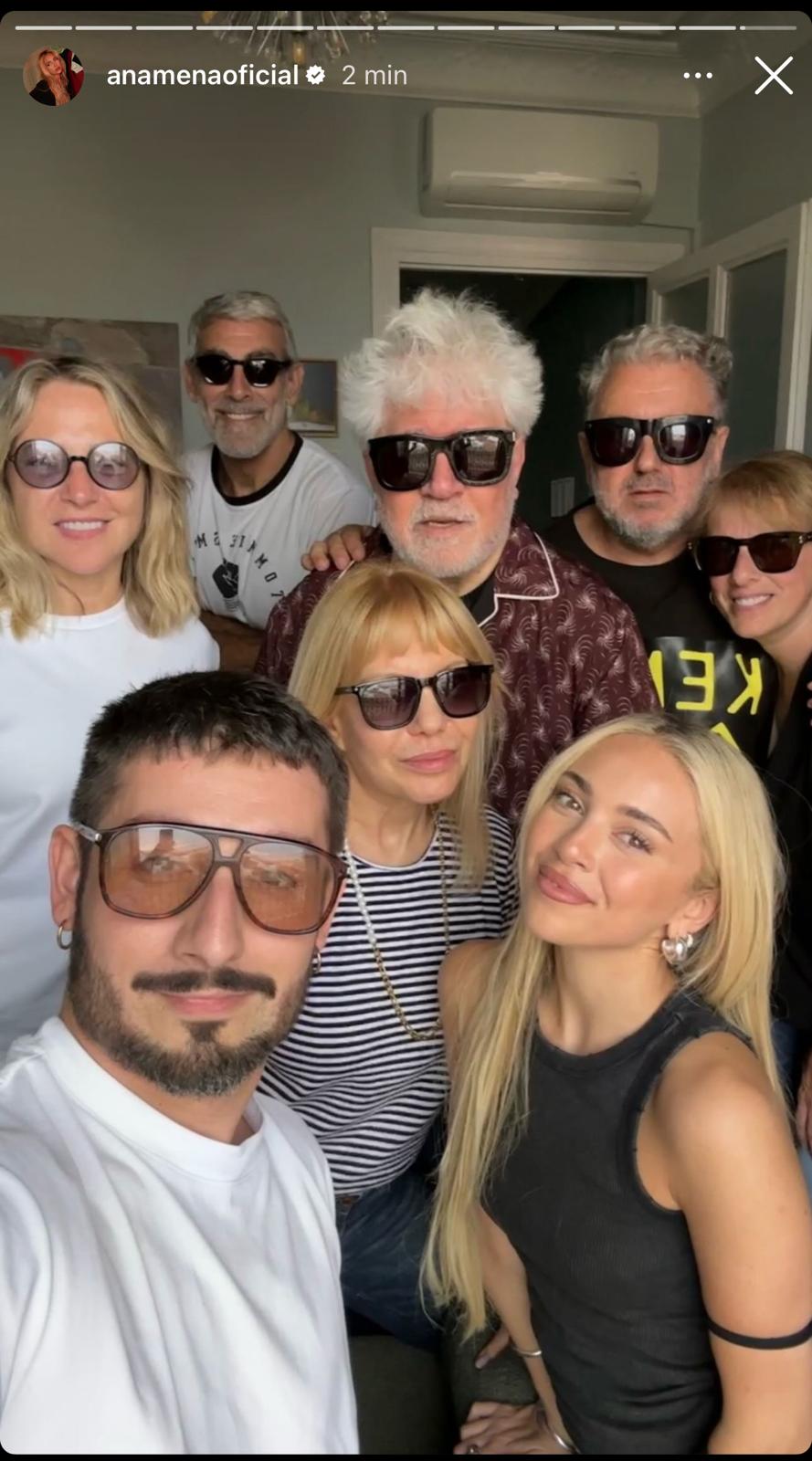 Ana Mena, Pedro Almodóvar y Cecilia Roth junto a un grupo de amigos