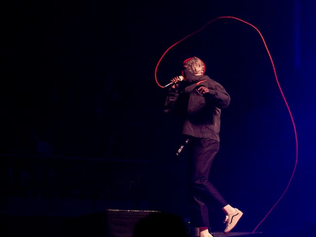 Tyler Joseph, de Twenty One Pilots, en el inicio de su concierto en Madrid de The Clancy Tour en el Movistar Arena el 21 de abril de 2025. / Ricardo Rubio/Europa Press via Getty