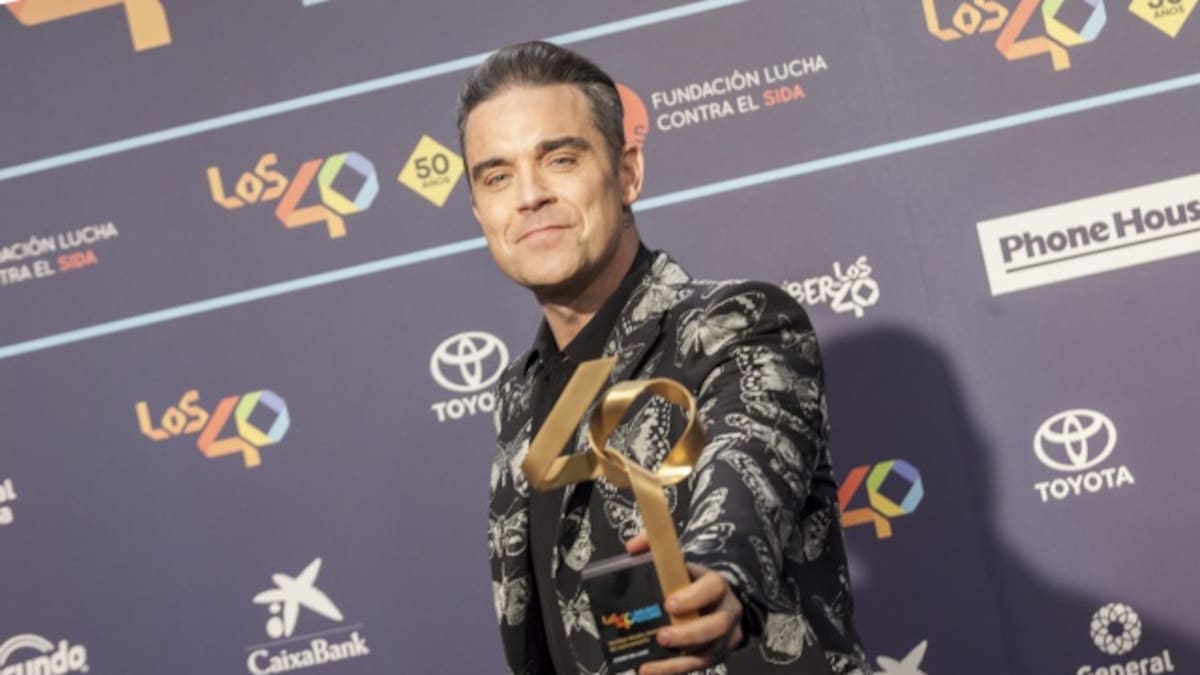 Robbie Williams y otros ganadores presumen de premio en LOS40 Music Awards