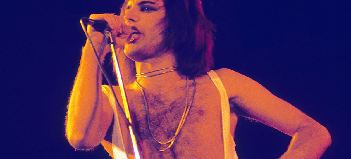 Freddie Mercury, en concierto con Queen en 1976.